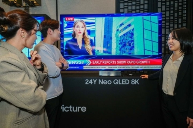 23일(현지시간) 태국 방콕 '2024 동남아 테크세미나'에서 참석자들이 삼성전자 2024년형 Neo QLED 8K 신제품을 살펴보고 있다. [삼성전자 제공]