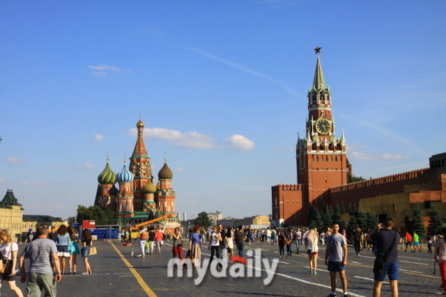모스크바를 상징하는 건축물인 성 바실리 성당이 서 있는 붉은 광장. 사진 속 오른쪽 성벽 안쪽이 크렘린이다./신양란 작가