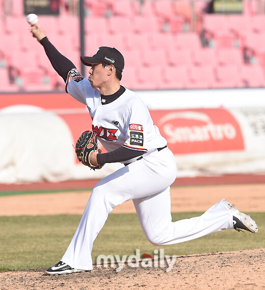 김재윤과 장성우./사진 = 잠실 유진형 기자 zolong@mydaily.co.kr