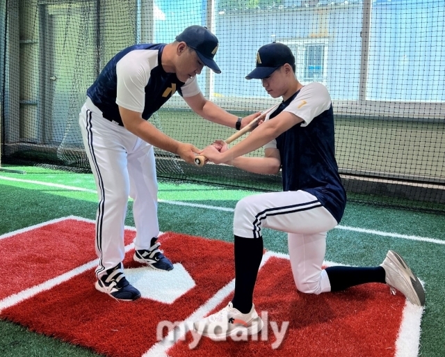 백재호 감독이 타격 자세를 가르쳐주고 있다. /상동고 야구부
