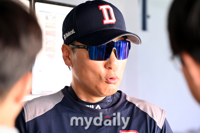 취재진과 인터뷰하는 두산 이승엽 감독