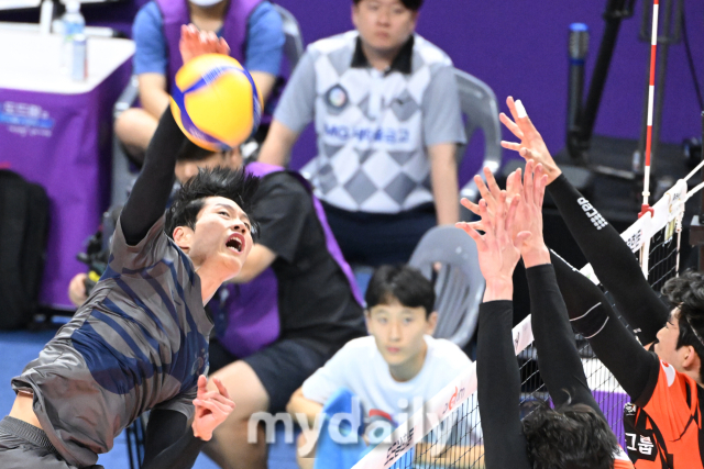 22득점을 올린 대한항공 이준이 강한 스파이크를 때리고 있다. 사진= 한국배구연맹.