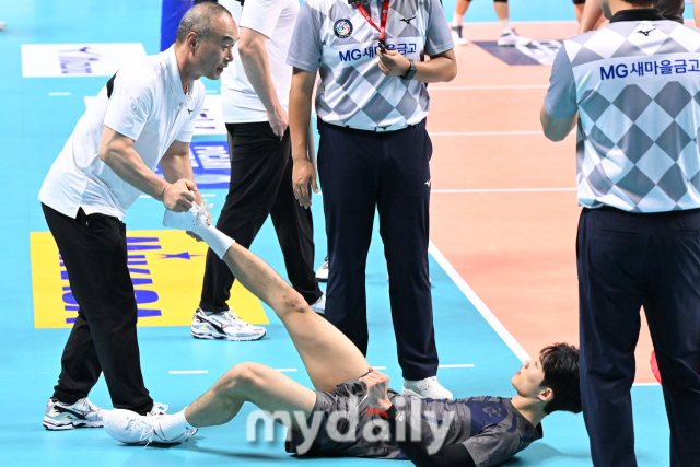 대한항공 이준이 5세트 다리에 쥐가 나자 트레이너의 응급처지를 받고 있다. 사진 = 한국배구연맹 