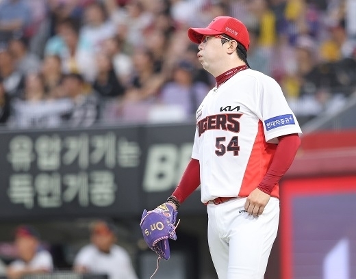 양현종이 거친 숨을 내쉬고 있다. 부진의 시간이 길어지고 있다/KIA 타이거즈