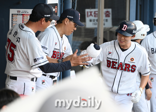 리드오프 홈런을 친 정수빈을 축하는 이승엽 감독과 김한수 수석코치