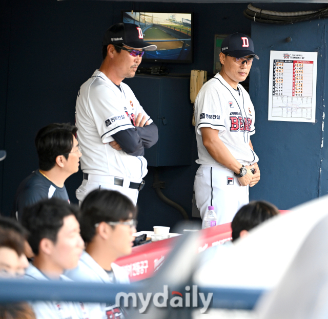 정수빈 홈런에 선수들과 함께 침묵 세리머니를 하는 이승엽 감독과 김한수 수석코치