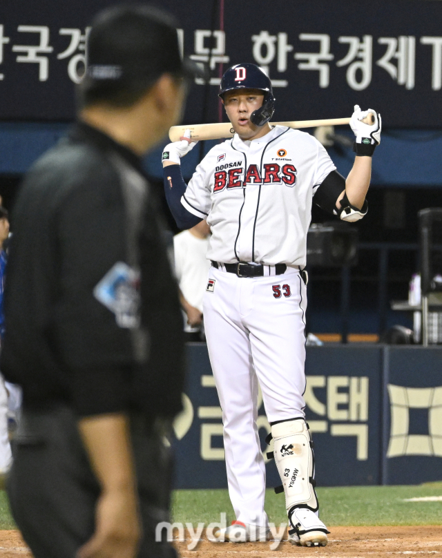 정수빈이 비디오 판독 끝에 홈에서 아웃되자 양석환이 본인의 일인 것처럼 아쉬워하고 있다