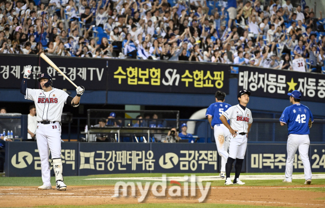 비디오 판독 끝에 정수빈이 홈에서 아웃되자 양석환과 정수성 코치가 아쉬워하고 있다