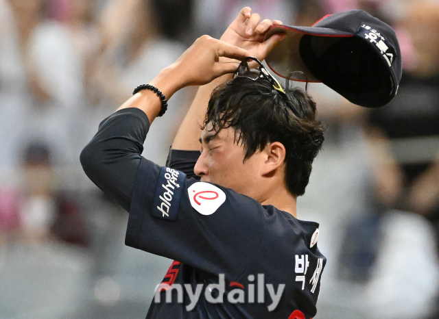 수비진들의 연이은 실책에 땀을 닦고 있는 박세웅