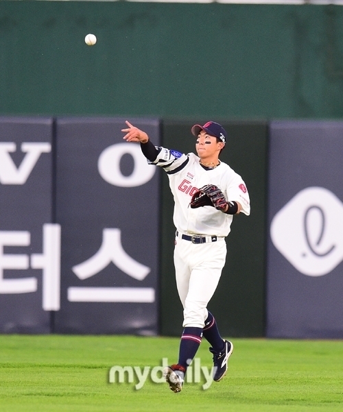 김민석의 수비. 최근 고척에서 선배 안치홍에게 쏜소리를 들었다/마이데일리 사진 DB