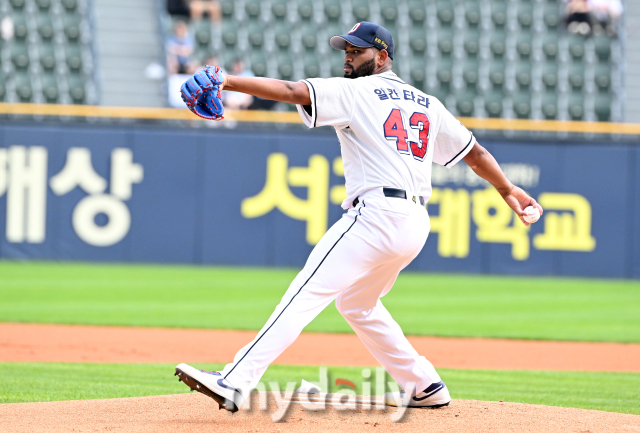 장승현이 김민혁에게 태그를 시도하고 있다./잠실=유진형 기자 zolong@mydaily.co.kr