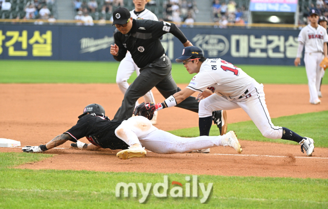 6회초 2사 1.3루서 더블 스틸 작전에 실패한 뒤 자책하는 KT 김민혁 / 유진형 기자 zolong@mydaily.co.kr