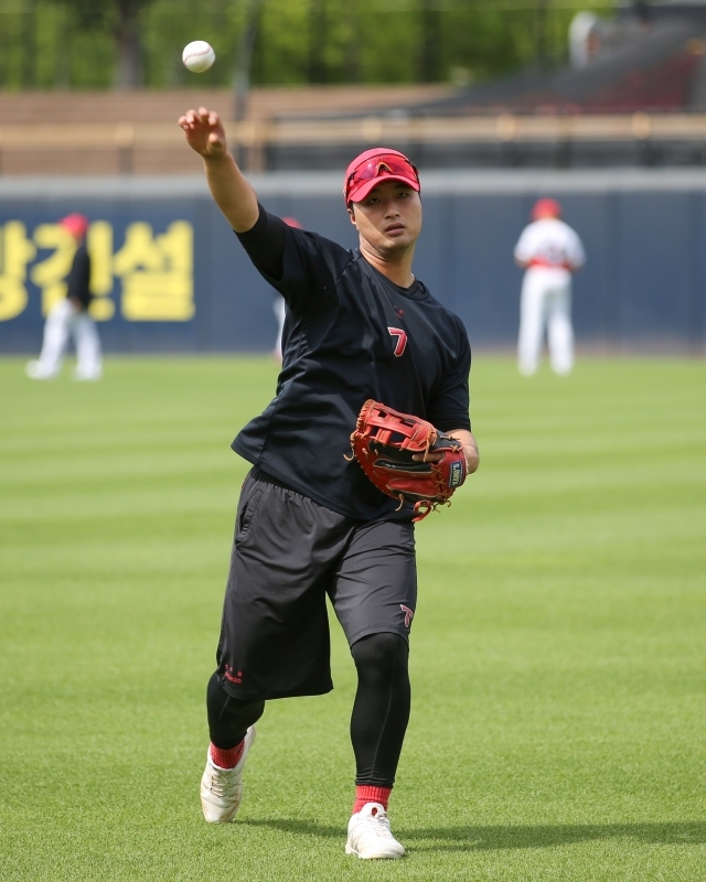 변우혁의 수비가 빼어난 편은 아니지만, 그렇게 불안한 편도 아니라는 게 중론이다/KIA 타이거즈