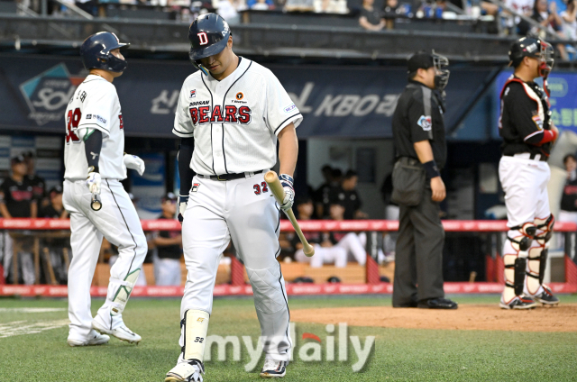 두산 김재환은 극심한 타격 슬럼프에도 4번 타자로 나서고 있다 / 유진형 기자 zolong@mydaily.co.kr