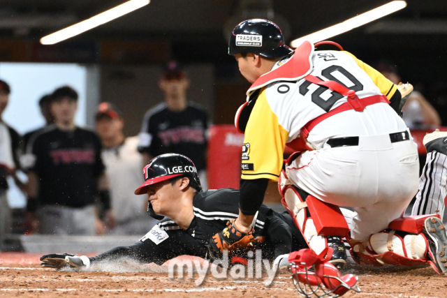 문보경이 연장 12회 솔로 홈런을 때려냈다./인천=곽경훈 기자 kphoto@mydaily.co.kr