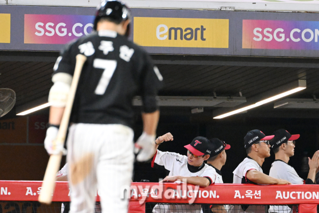 LG 염경엽 감독이 연장 10회 문보경의 주루수와 정주현의 삼진에 아쉬워 하며 펜스를 주먹으로 내리치고 있다. 