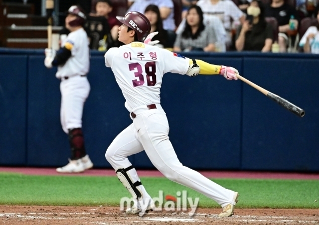 이주형의 날카로운 타격/고척=유진형 기자 zolong@mydaily.co.kr