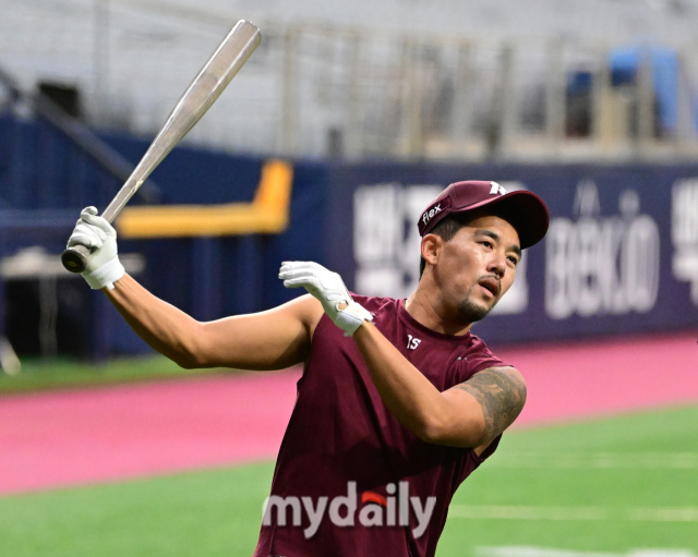 이른 시간 그라운드로 나와 후배들과 함께 훈련하는 이용규 / 고척돔 = 유진형 기자 zolong@mydaily.co.kr