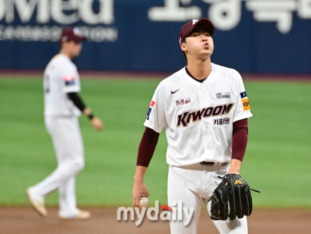 150km 중반대의 패스트볼과 낙차 큰 커브가 위력적인 장재영 / 사진 = 유진형 기자 zolong@mydaily.co.kr