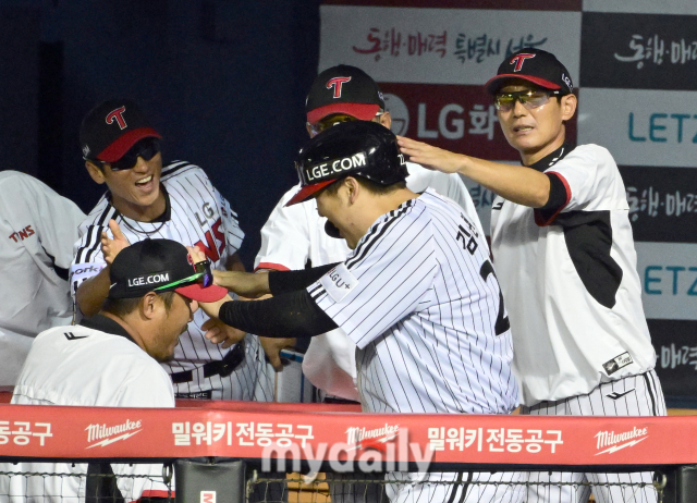 김현수가 염경엽 감독으로부터 축하를 받고 있다./마이데일리