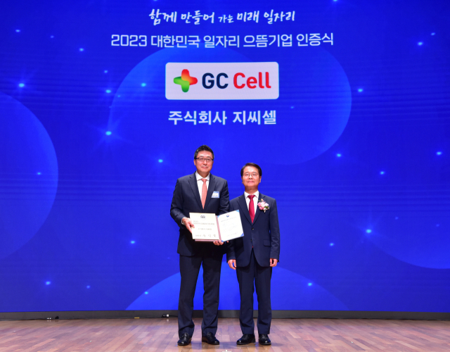 제임스박 GC셀 대표(왼쪽)와 이정식 고용노동부 장관(오른쪽)./GC셀