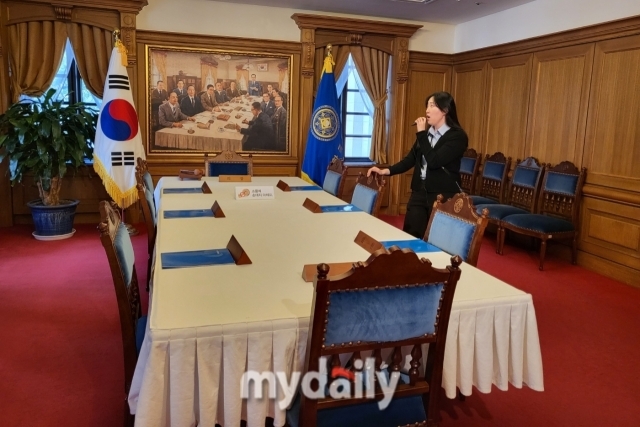 옛 금융통화위원회 회의실은 한국은행 통화신용정책에 관한 주요 사항을 심의, 의결하는 정책기구인 금융통화위원회 모습을 재현한 공간이다./구현주 기자