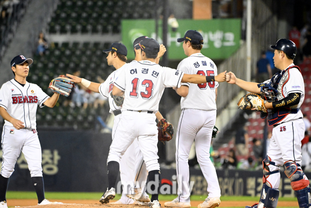 3-0으로 승리한 두산 선수들이 마운드에서 기뻐하고 있다.