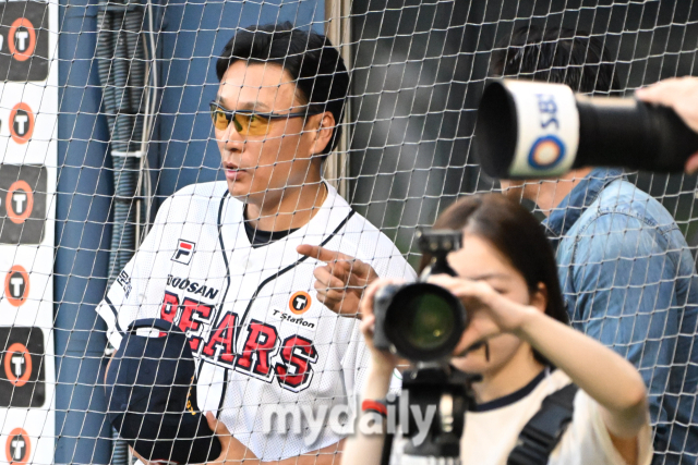 이승엽 감독과 윤태영이 짧은 시간이지만 이야기를 나누고 있다.