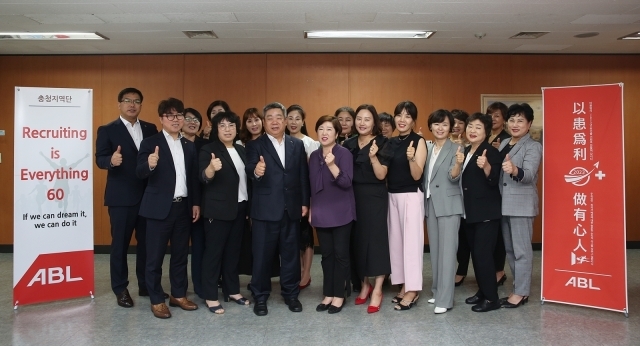 시예저치앙 ABL생명 사장은 7일 충청북도 청주시 충청지역단을 방문해 보험설계사(FC)와 직원 노고를 치하했다./ABL생명