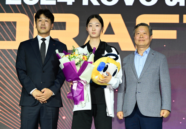 한국도로공사 1라운드 1순위 김세빈과 김종민 감독(왼쪽)./KOVO