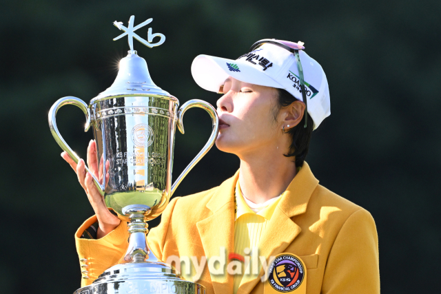 시즌 3승을 올린 박지영이 우승 트로피에 키스를 하고 있다.