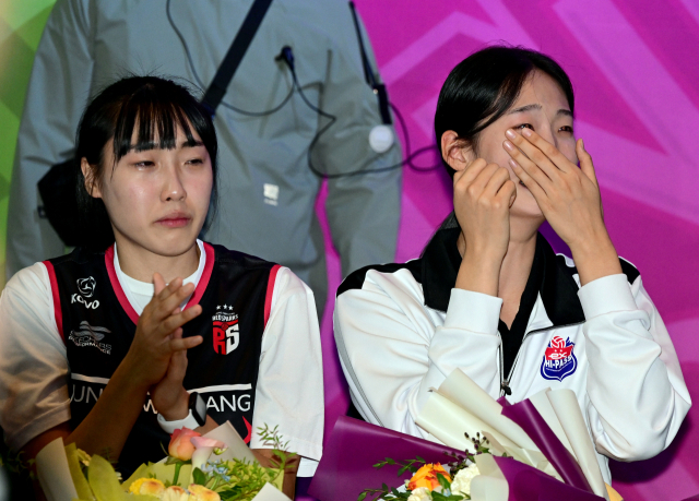 마지막 순간 친구의 호명에 눈물을 흘리며 기뻐하는 곽선옥(왼쪽)과 김세빈(오른쪽) / 한국배구연맹