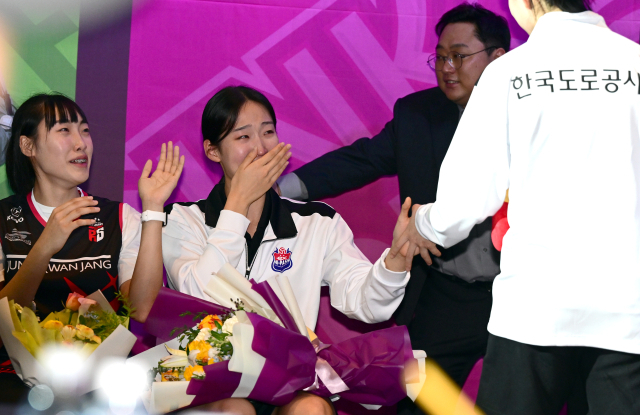 수련 선수로 마지막에 취업에 성공한 김미진을 축하하며 눈물 흘리는 김세빈(가운데)과 곽선옥(왼쪽) / 한국배구연맹