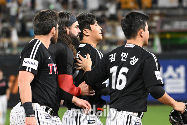 실책성 수비를 펼친 문보경을 켈리와 김민성이 위로하고 있다.