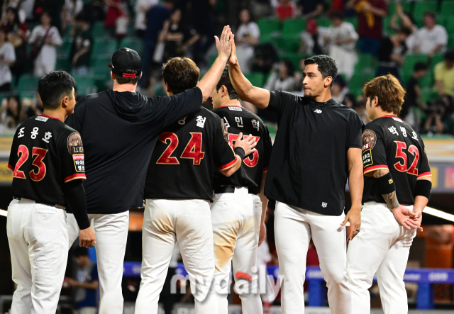 벤자민과 이강철 감독./인천=유진형 기자 zolong@mydaily.co.kr