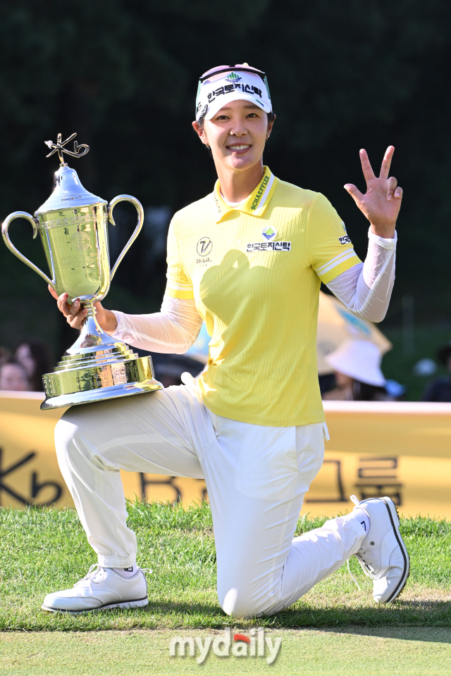 시즌 3승을 차지한 박지영의 트로피를 들고 포즈를 취하고 있다.