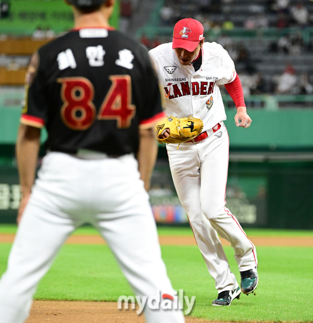 SSG 김광현이 6회초 2사 1.3루에서 KT 배정대의 투수 옆 땅볼을 환상적인 수비로 아웃시키자 선수들이 깜짝 놀라며 쳐다보고 있다. / 인천=유진형 기자 zolong@mydaily.co.kr