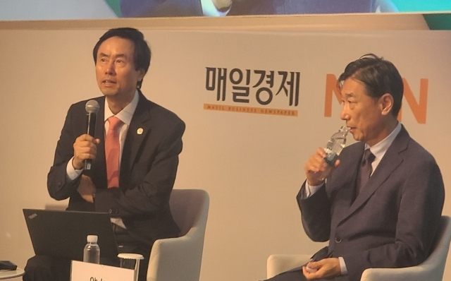 지난 14일 신라호텔에서 열린 매경 세계지식포럼에서 모더레이터를 맡은 김기찬 세계 중소기업 학회 회장(왼쪽).