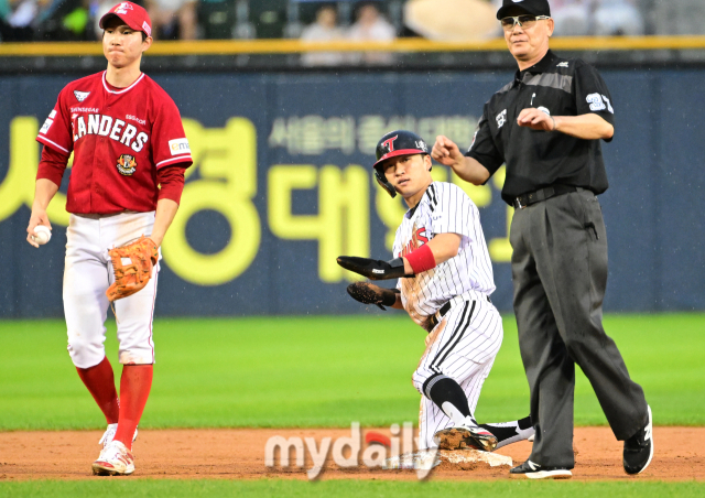 LG 박해민이 5회말 2사 1루서 2루 도루에 성공하고 있다. 박해민은 이 도루로 KBO리그 역대 2번째 10년 연속 20도루를 기록했다./잠실=유진형 기자 zolong@mydaily.co.kr