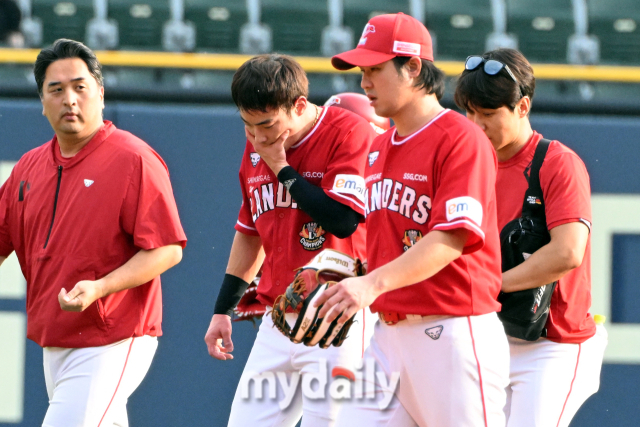 더그아웃으로 향하는 최지훈./잠실=곽경훈 기자 kphoto@mydaily.co.kr