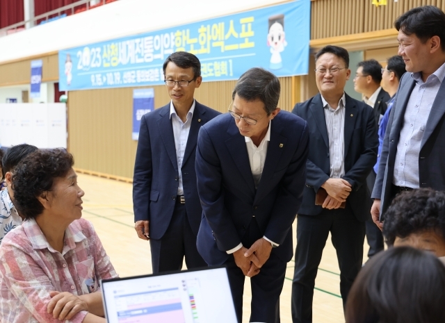 윤해진 NH농협생명 대표이사(왼쪽 두번째)와 조창호 산청군농협 조합장(맨 오른쪽)이 16일 경남 산청군농협 관내에서 진행된 2023년 제4차 농촌의료지원사업에서 검진받는 조합원을 살피고 있다./NH농협생명