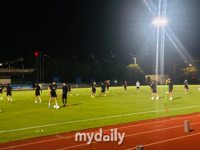 18일에 훈련을 진행하는 축구대표팀/최병진 기자