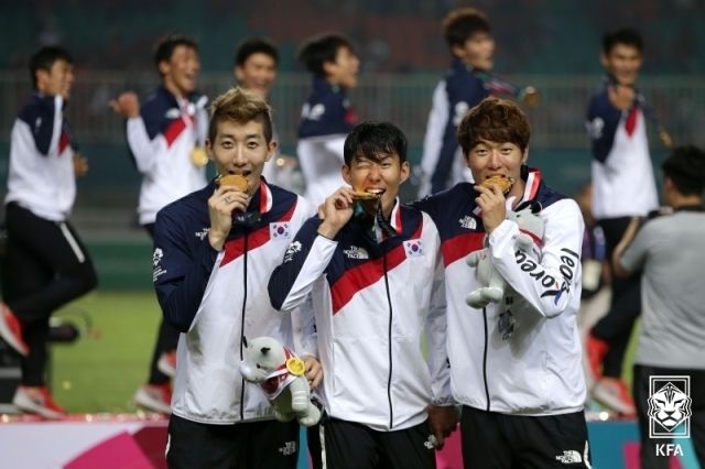 (왼쪽부터) 와일드카드로 2018년 대회에 출전한 조현우, 손흥민, 황의조/대한축구협회