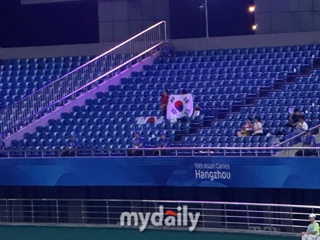 진화스타디움에서 한국을 응원하는 팬들/최병진 기자