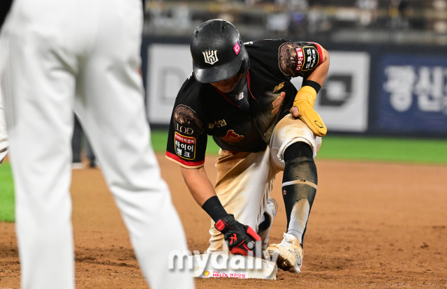 견제를 많이 한다고 심판에게 주의를 받는 김태훈 / 수원 = 유진형 기자 zolong@mydaily.co.kr