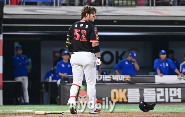 이닝 종료 후 박병호에게 사과하기 기다리고 있는 최지광 / 수원 = 유진형 기자 zolong@mydaily.co.kr