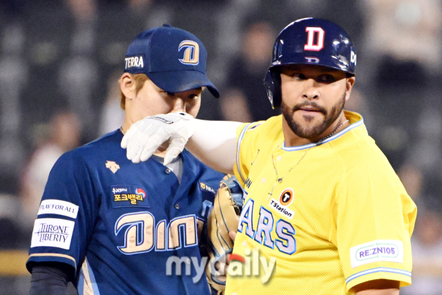 간발의 차이로 2루까지 진루한 로하스와 태그 시도하는 박민우.