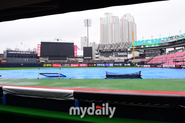 비가 내리는 수원 KT위즈파크./수원=곽경훈 기자 kphoto@mydaily.co.kr