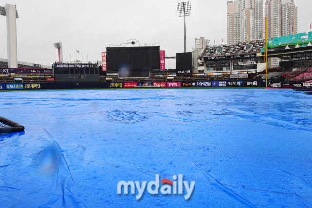 비가 내리는 수원 KT위즈파크./수원=곽경훈 기자 kphoto@mydaily.co.kr