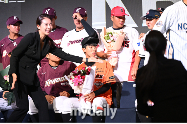 시상식 진행자가 김휘건이 앉으려던 자리를 향해 허구연 KBO 총재 자리라고 이야기 하고 있다.